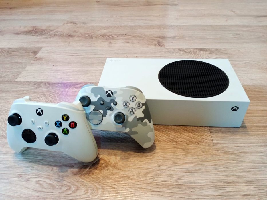 Konsola Xbox series s z dwoma padami