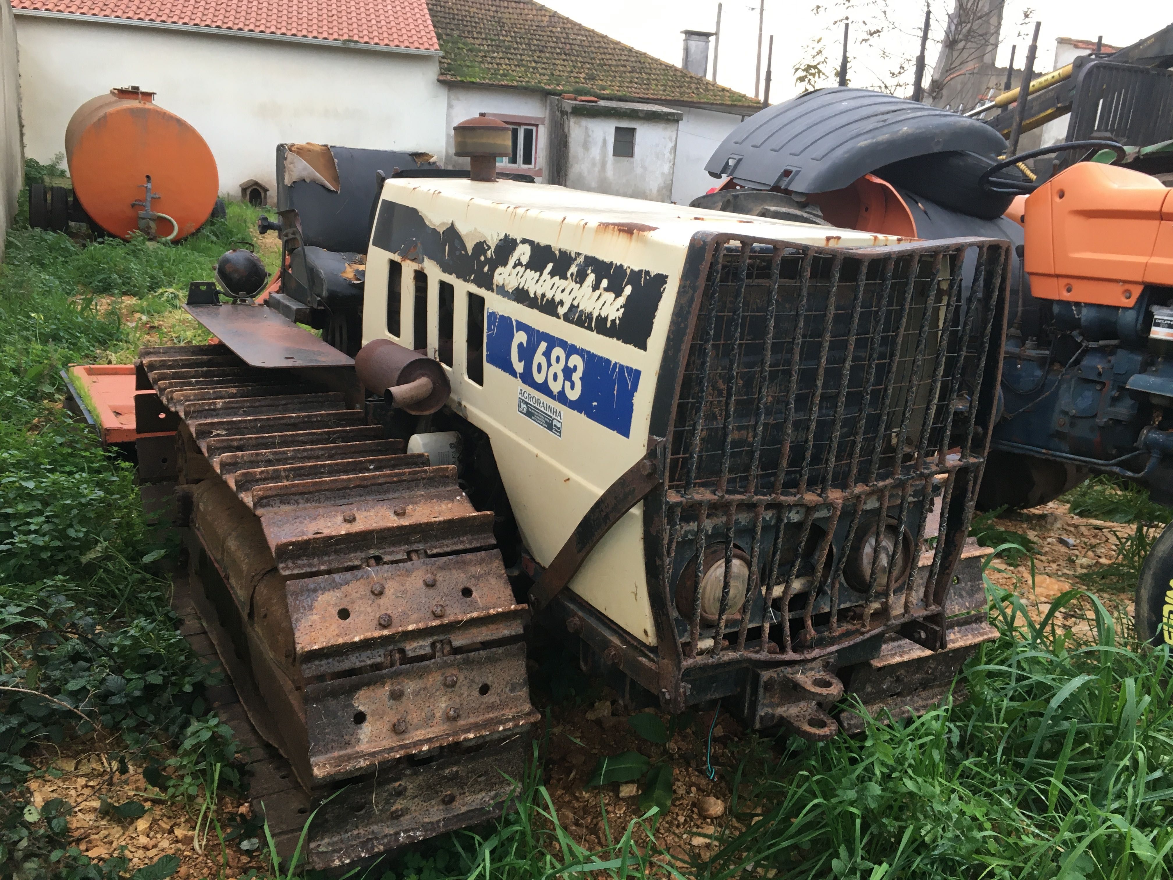 Trator de rastos lamborghini com corta mato e zorra