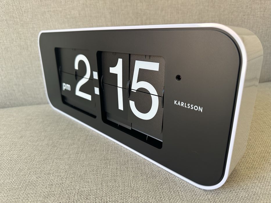 Karlsson Wide Flip - klapkowiec, zegar retro