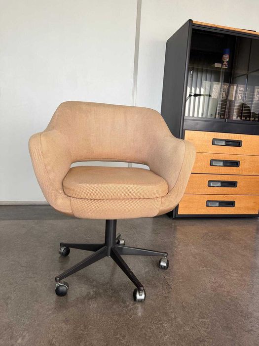 Conjunto Secretária e Móvel Vitrine c/ Gavetas e 2 cadeirões CORTAL