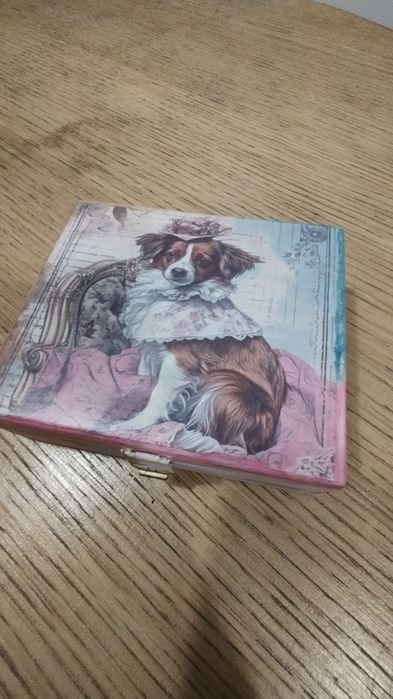 Pudełko drewniane ozdobne z pieskiem