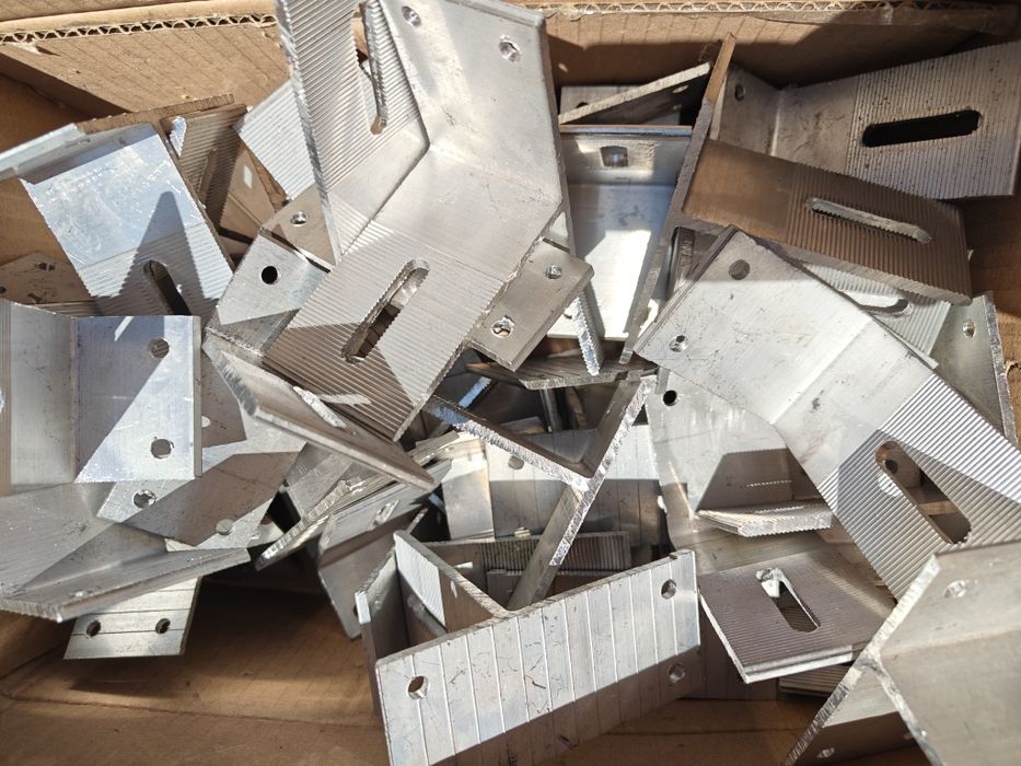 T-подібний кронштейн для бітумного даху