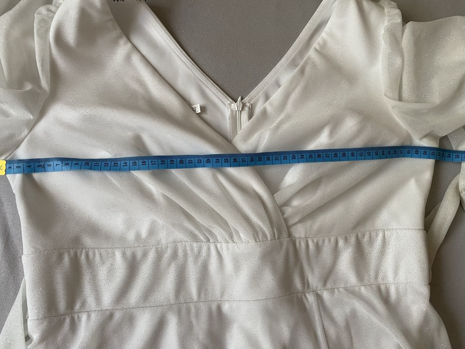 Нарядна біла сукня