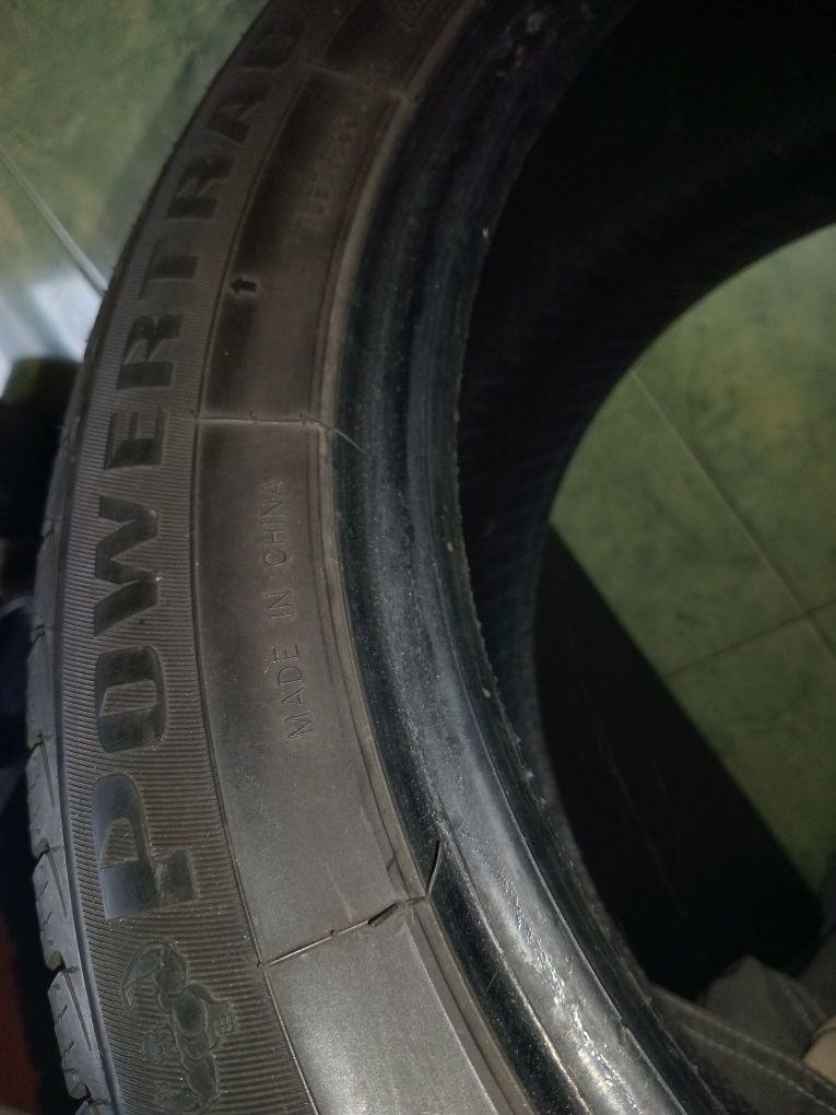 215/50/R17 2024 року ідельний стан  Powertrac Snowstar