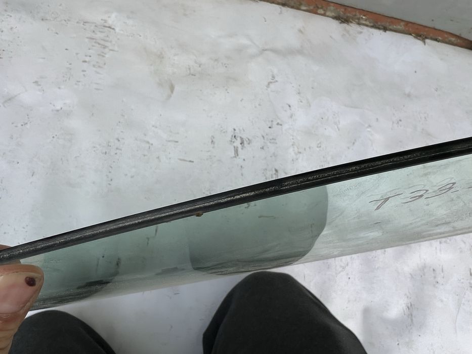 Скло в двері Nissan Rogue T33