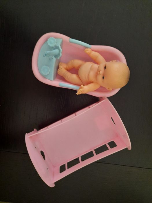 Boneco, banheira e berço