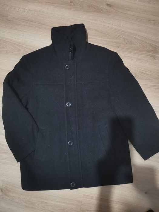 Czarny męski wełniany płaszcz