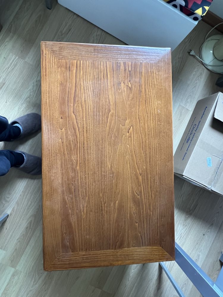 Mesa de centro em castanho com gaveta