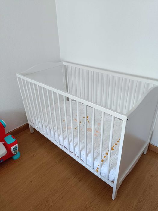 Cama de grades IKEA + colchão e edredom