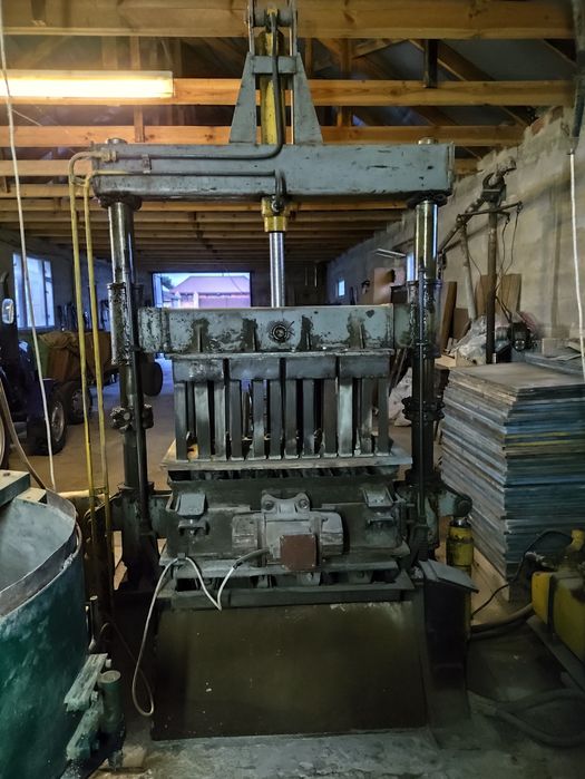 Прес для виробництва будівельних матеріалів