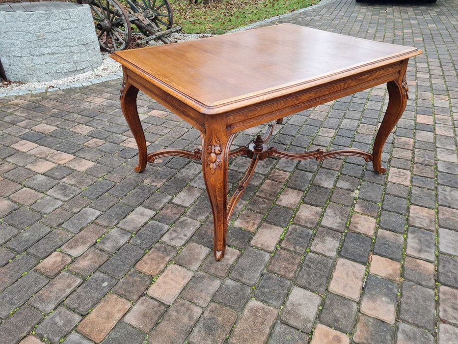 Dębowy Stół ludwikowski pięknie zdobiony