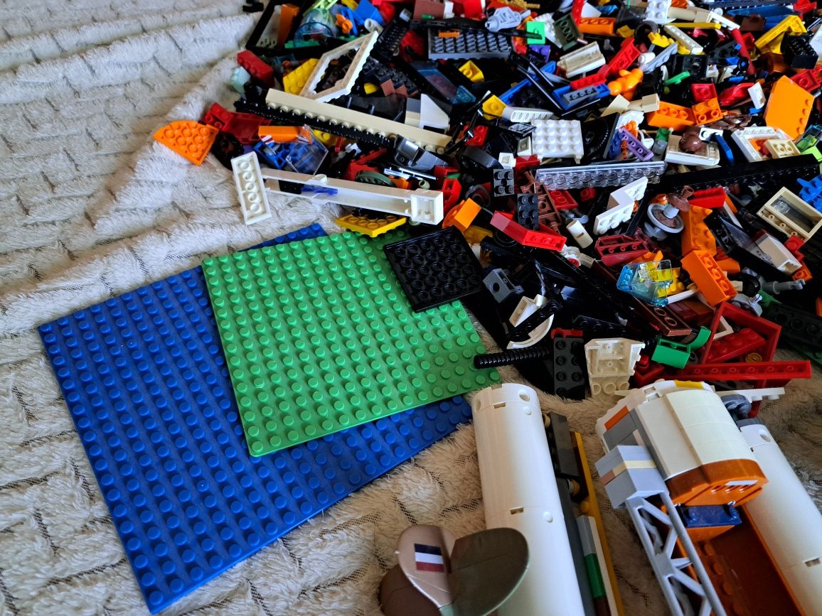 5 kg klocków- głównie Lego,  trochę Cobi (czołg)