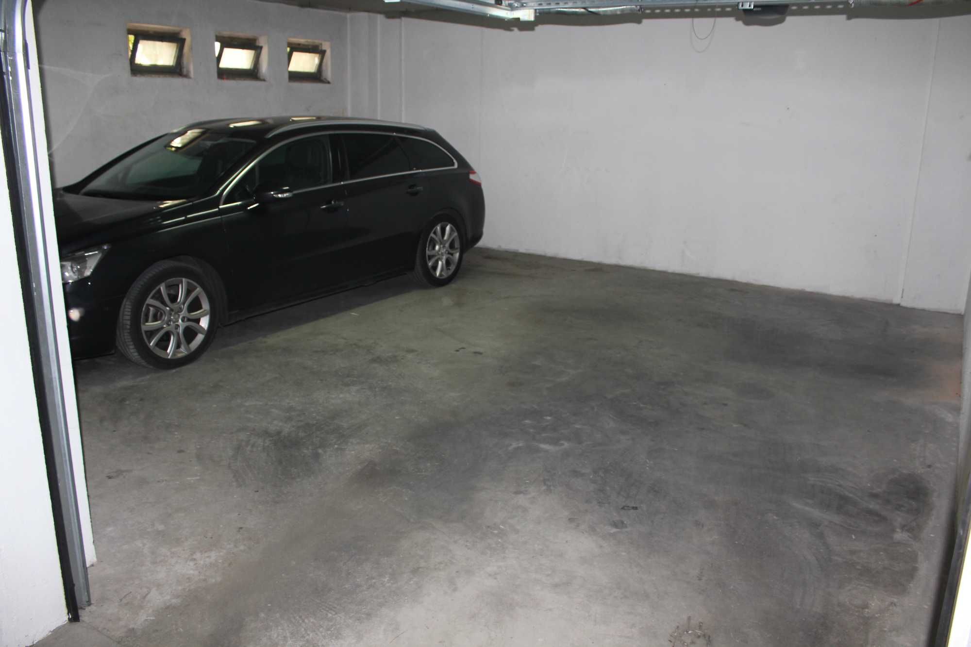 Garagem Interior para 2 carros em Massamá