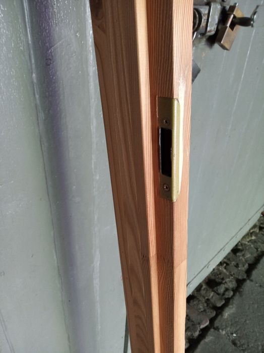 Drzwi drewniane z futryną 80.