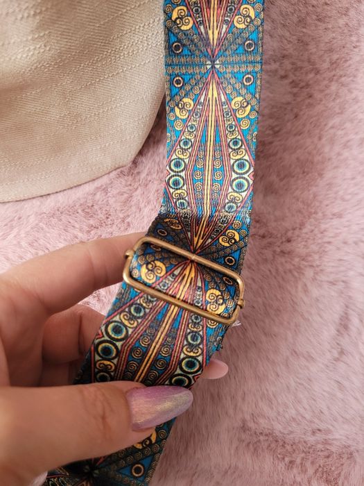 Świetna torebka nerka beżowa kremowa na suwak kolorowy pasek boho idea