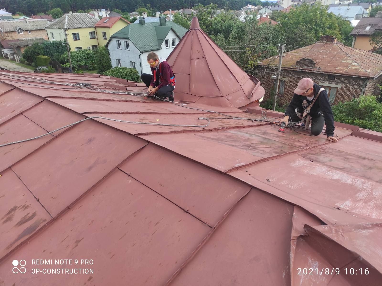Миття та фарбування дахів бруківки фасаду
