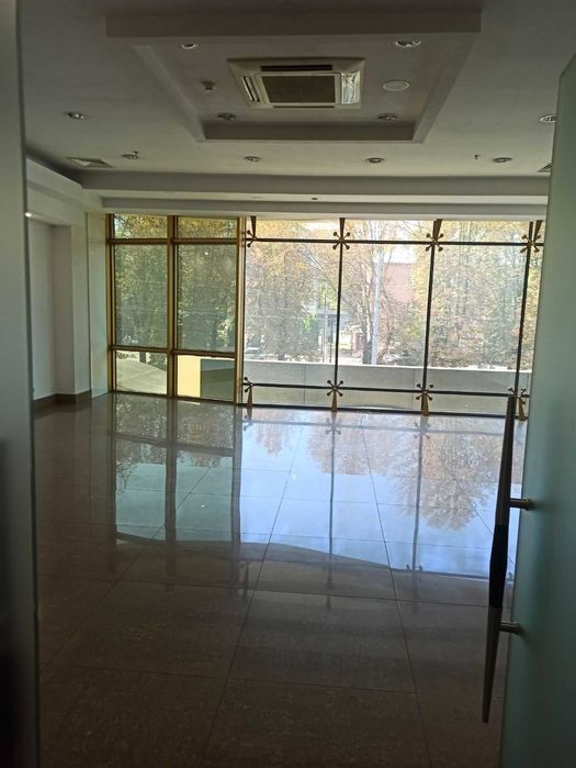 Здається велике фасадне приміщення в Центрі