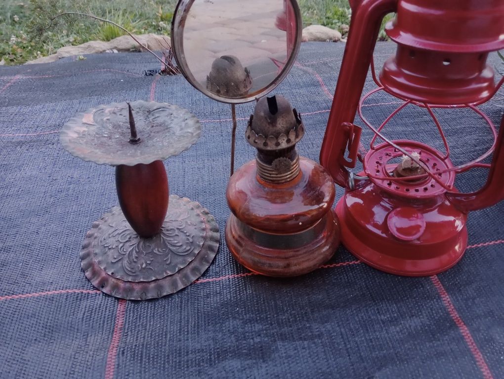 Dwie lampy i stojak na świece