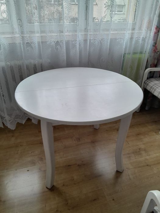 Stół okrągły rozkladany i cztery krzesła