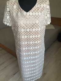 Biała sukienka z gipiury