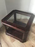 Mesa de apoio de madeira com tampo em vidro
