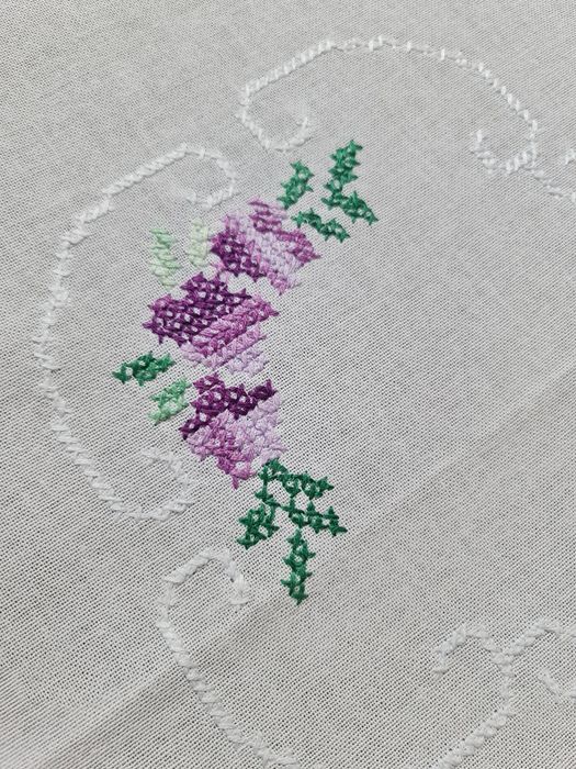 obrus ręcznie haftowany motywy kwiatowe do prywatnych kolekcji