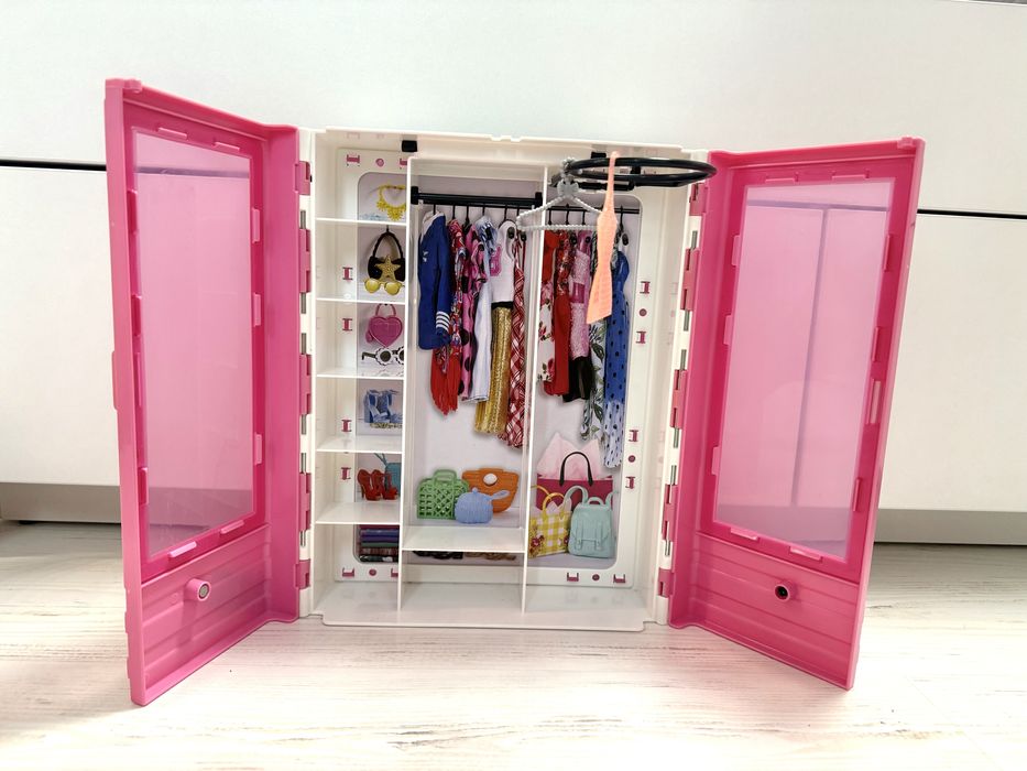 Меблі для Барбі. Оригінальний шкаф.