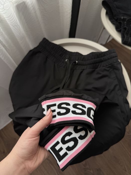 Джогери від Guess