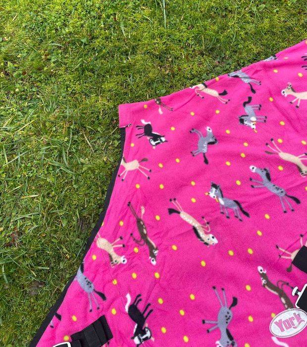 Nowa wyjątkowa polarowa derka róż w brykające kucyki 145 cm