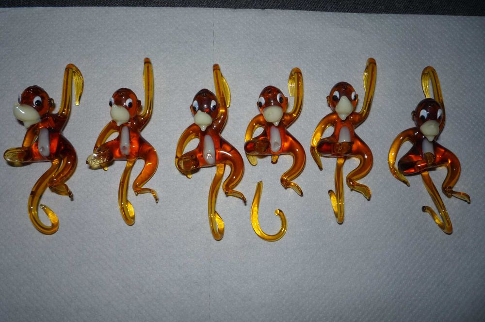 Szklane figurki małpki