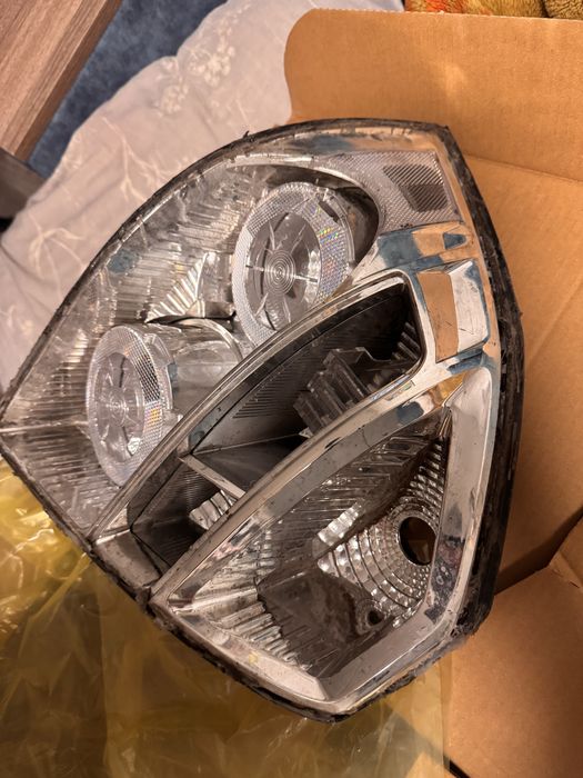 Продам 2 фары задние(правая, левая с дефектом)