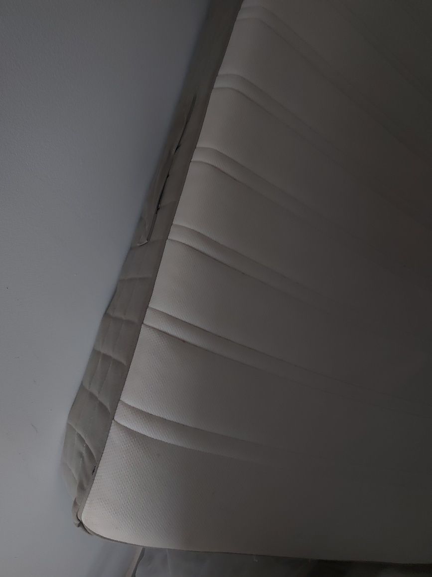 Cama branca em ferro com colchão incluído