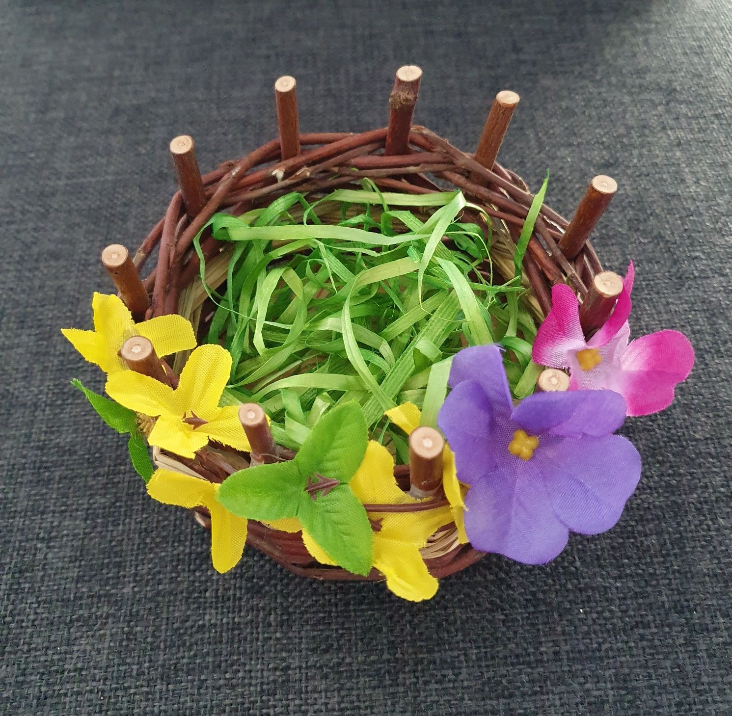 Koszyk wiklinowy Wielkanoc ręcznie robiony stroik