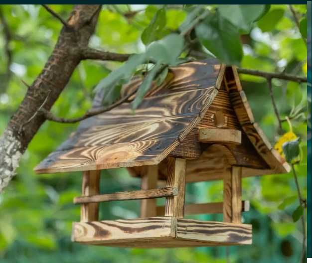 Karmnik ogrodowy z drewna – solidny, naturalny