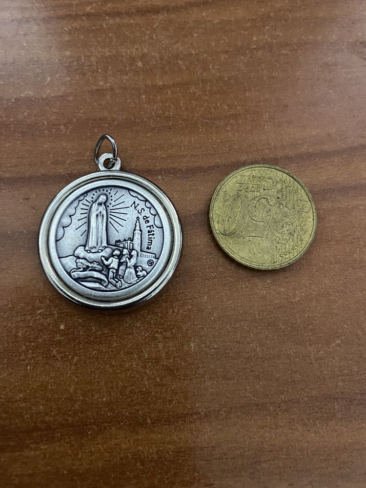 Medalha de nossa Sra de Fátima e São Miguel Arcanjo da parte de trás