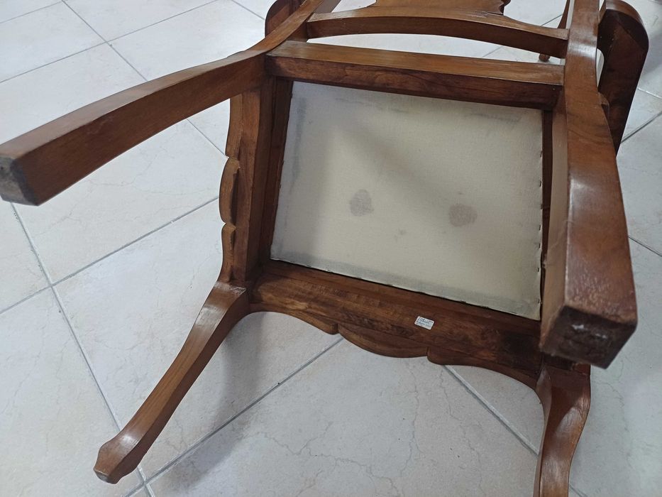 Conjunto vintage de 2 cadeiras de braços (uma sem tampo) com banqueta.