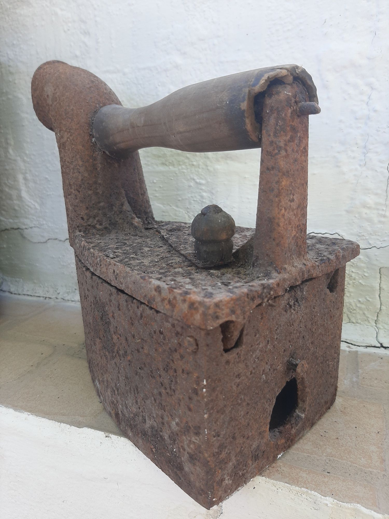 Ferro de engomar antigo