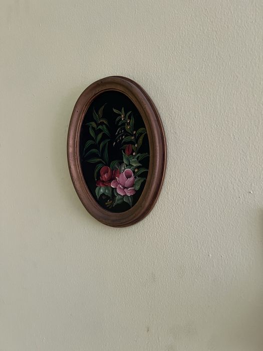 Cama de ferro e quadros antigos