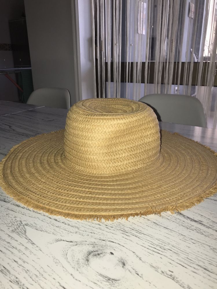 Mala e chapéu de praia