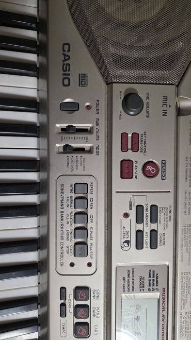 Продам шикарний синтезатор Касіо