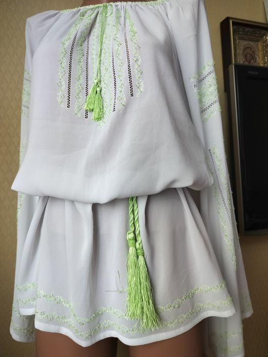 Жіноча шифонова вишиванка з салатовим бісером та поясом