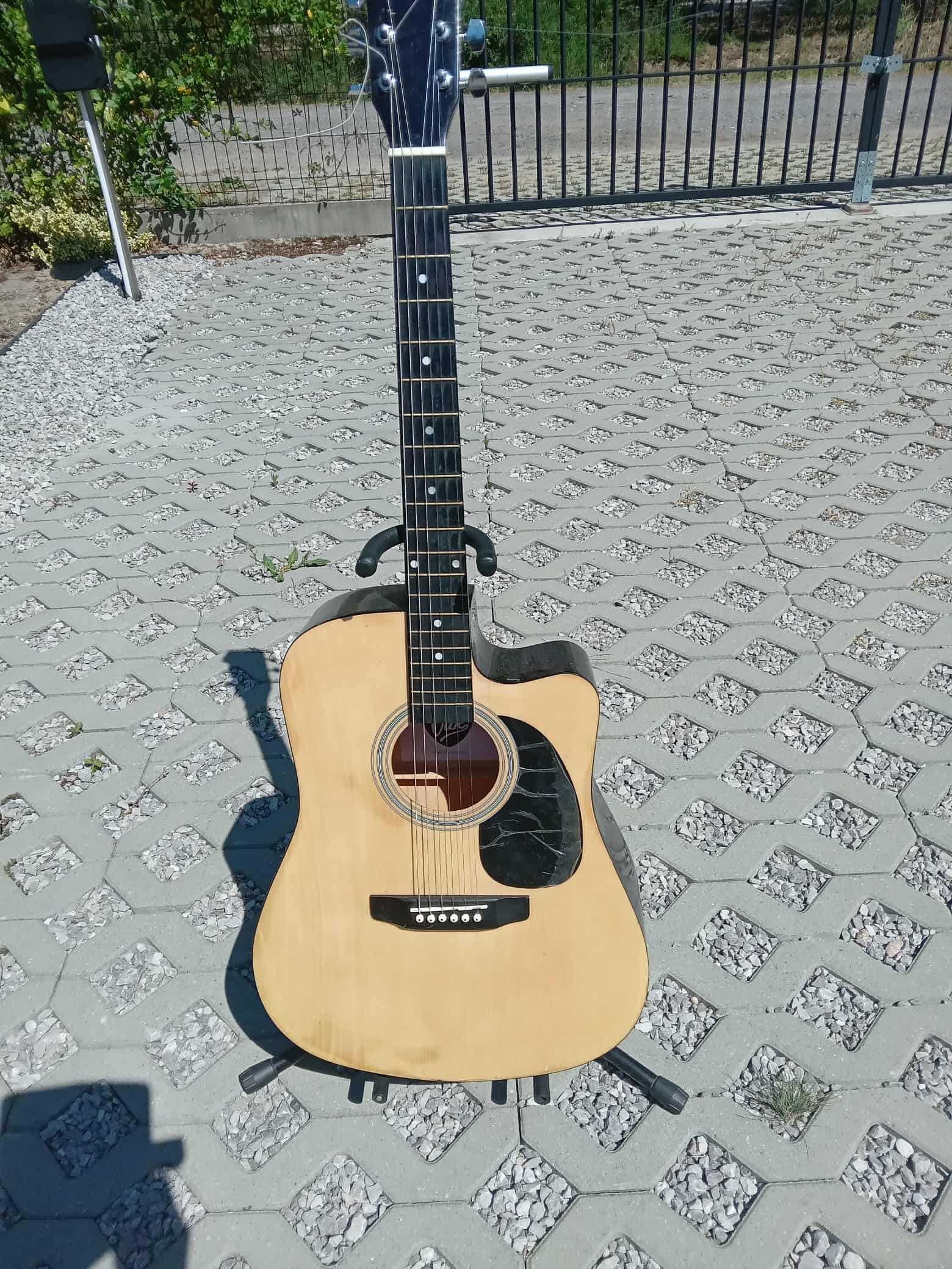 Gitara elektroakustyczna z cutawayem
