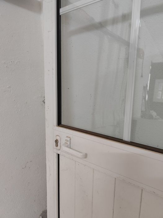 Porta exterior branca e aro em alumínio