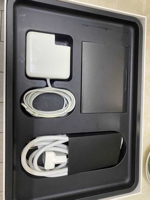 Продам MacBook Pro 13" (2015, i7, 16GB RAM, 512GB SSD)