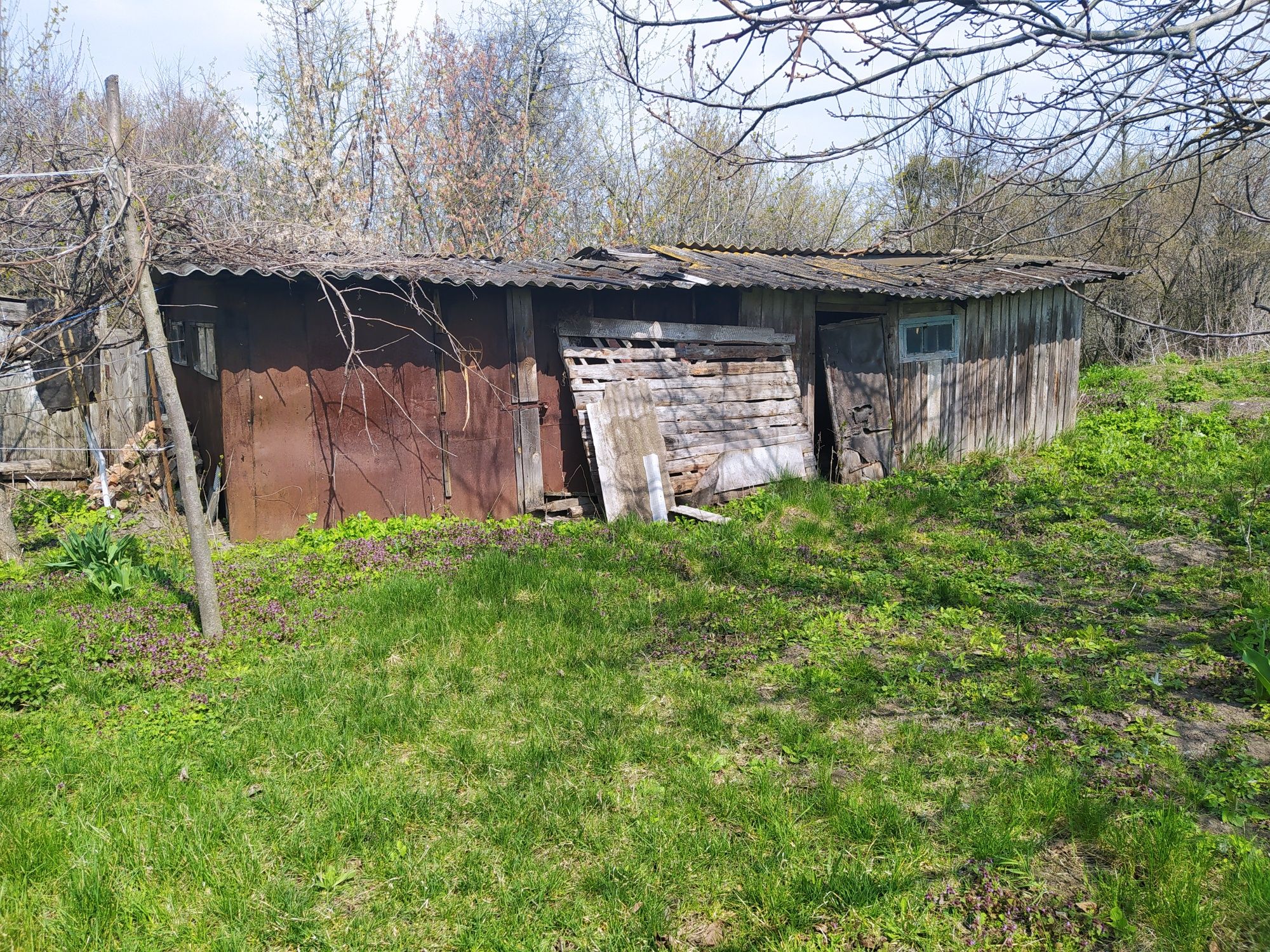 Продаю земельну ділянку із глиняним будиночком