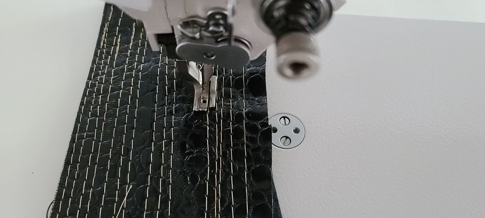 Промышленная прямострочная швейная машина с увеличенной платформой