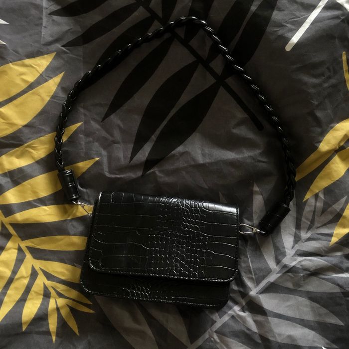 Отдам сумочку багет змеиная кожа