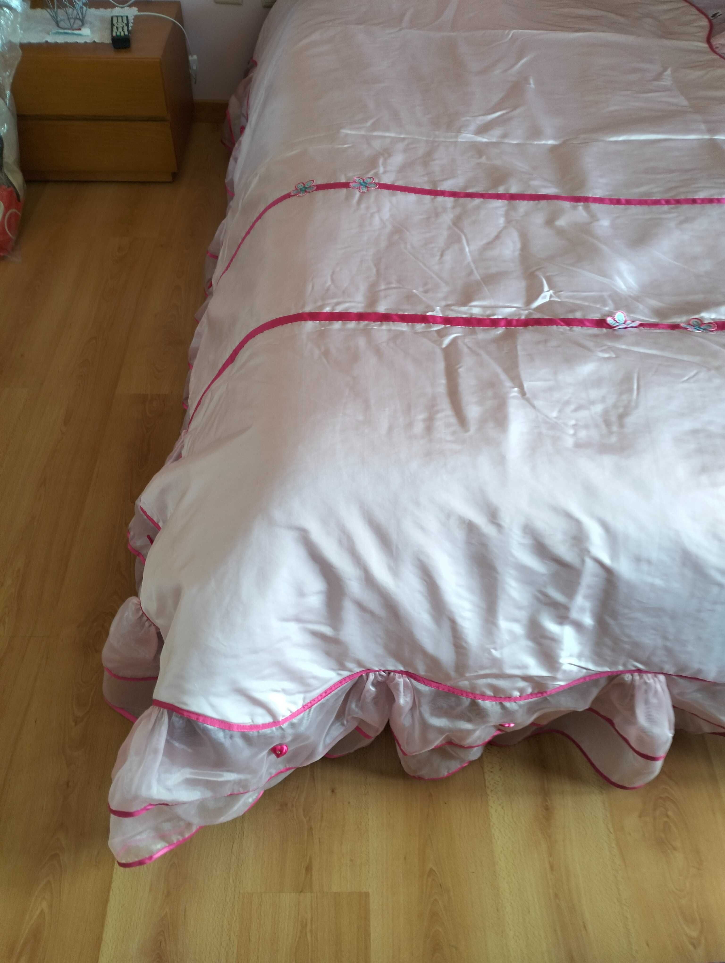 Colcha de criança com almofadas e cortinas