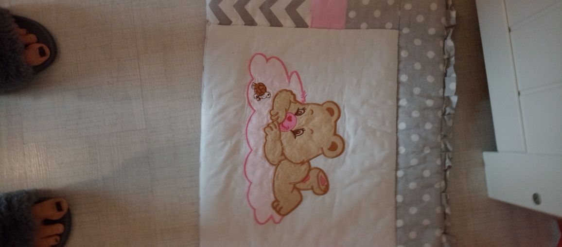 Ochraniacz na łóżko niemowlęce różowy dla dziewczynki