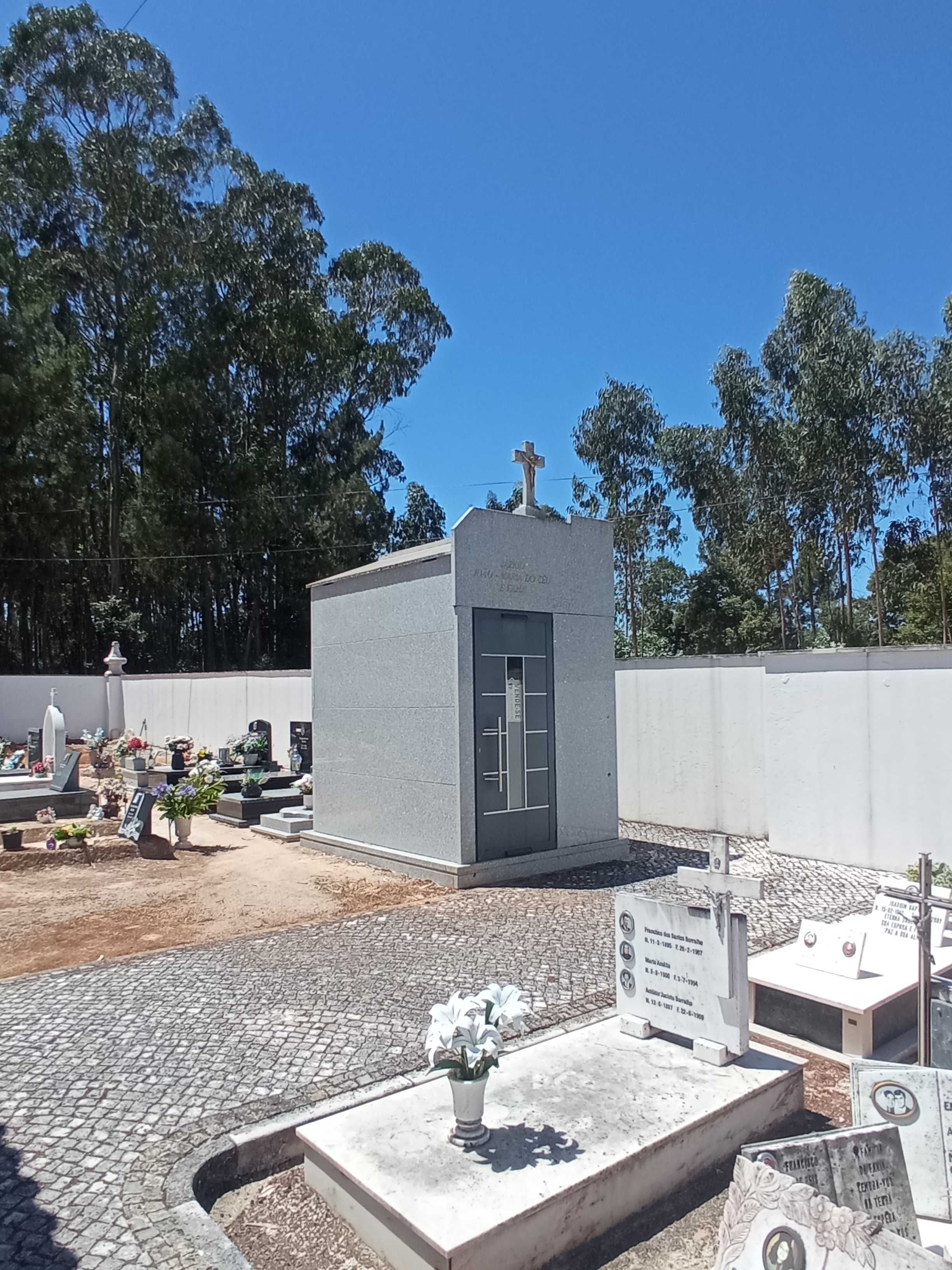 Vende-se capela em boleiros